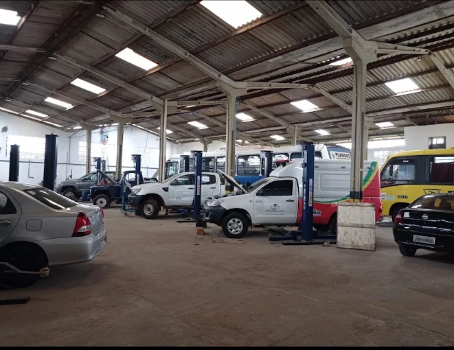 Estrutura interna da oficina BOX Auto Center com elevadores, na Areinha em São Luís