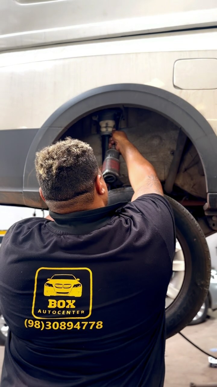 Mecânico da BOX Auto Center trocando a suspensão de um veículo em São Luís