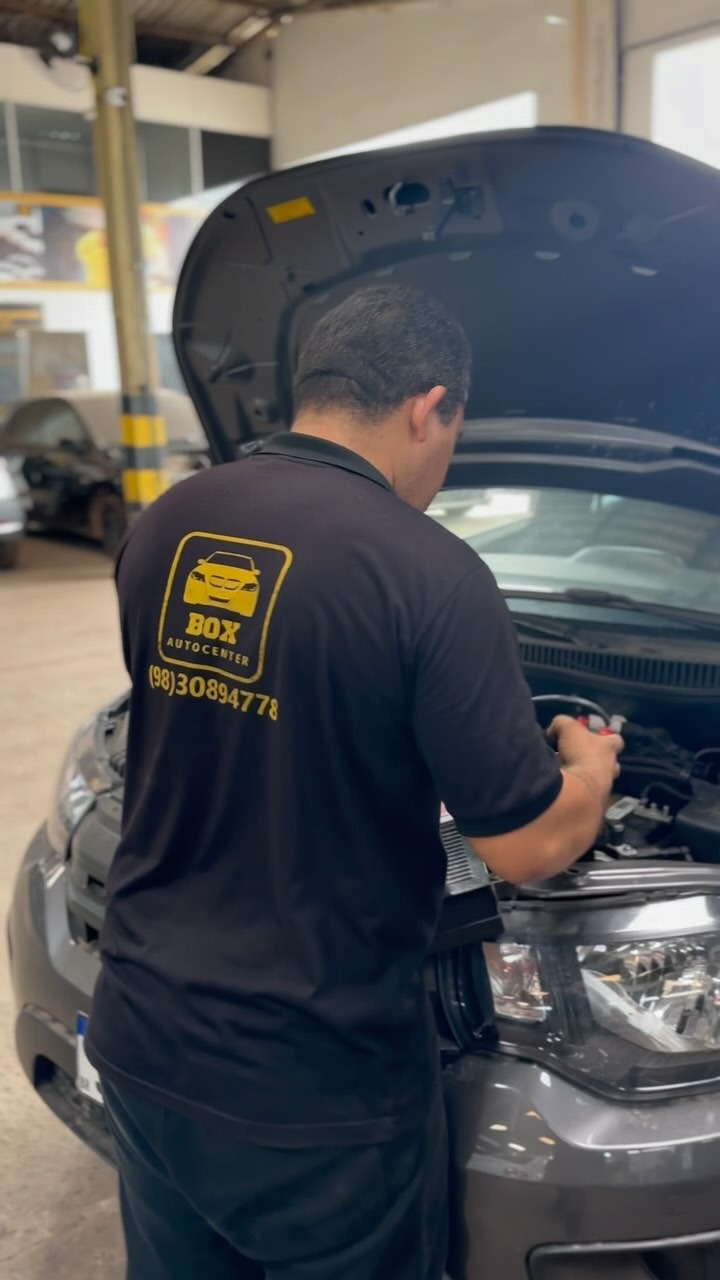 Mecânico da BOX Auto Center fazendo diagnóstico no motor de um carro em São Luís